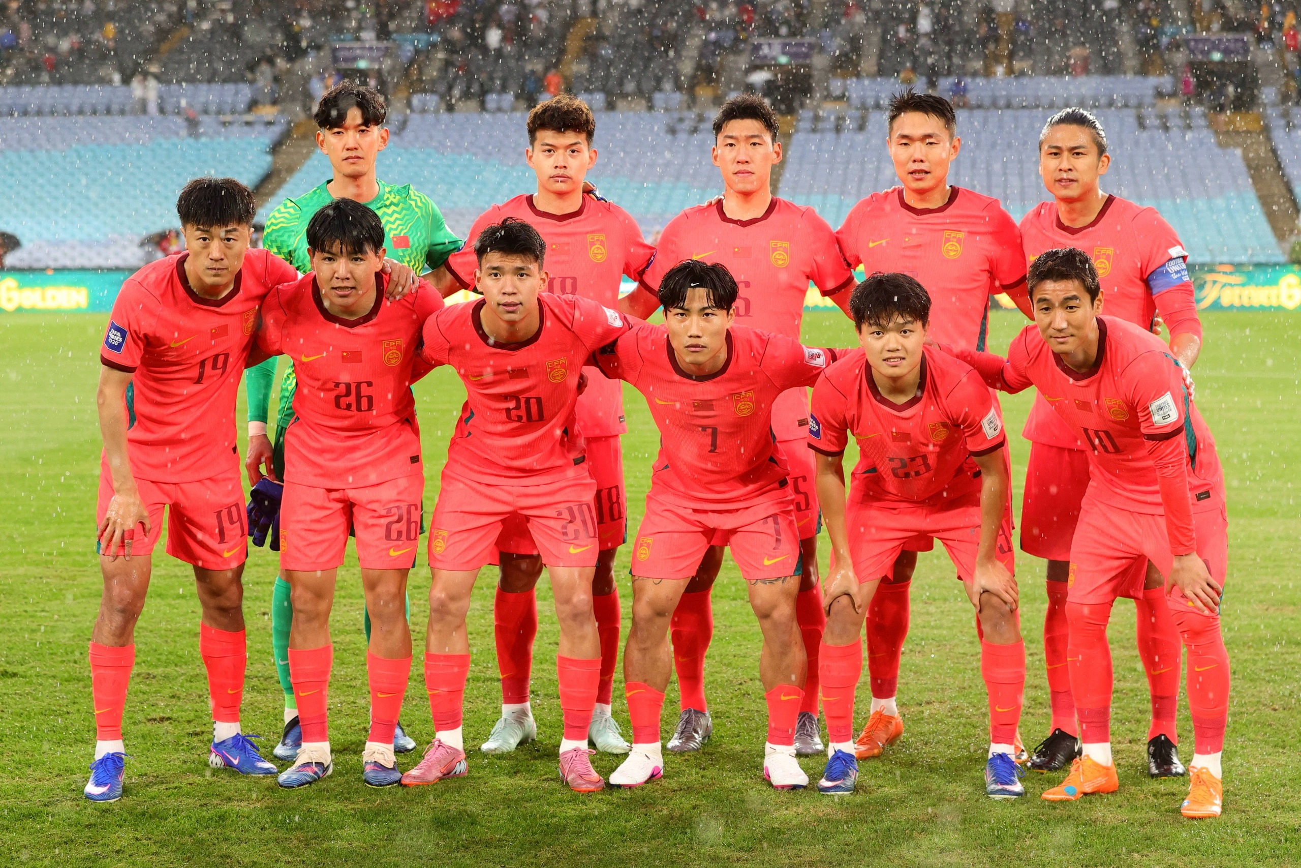 国足0-2喀麦隆 射正仅1次 年轻化首发仍大3岁