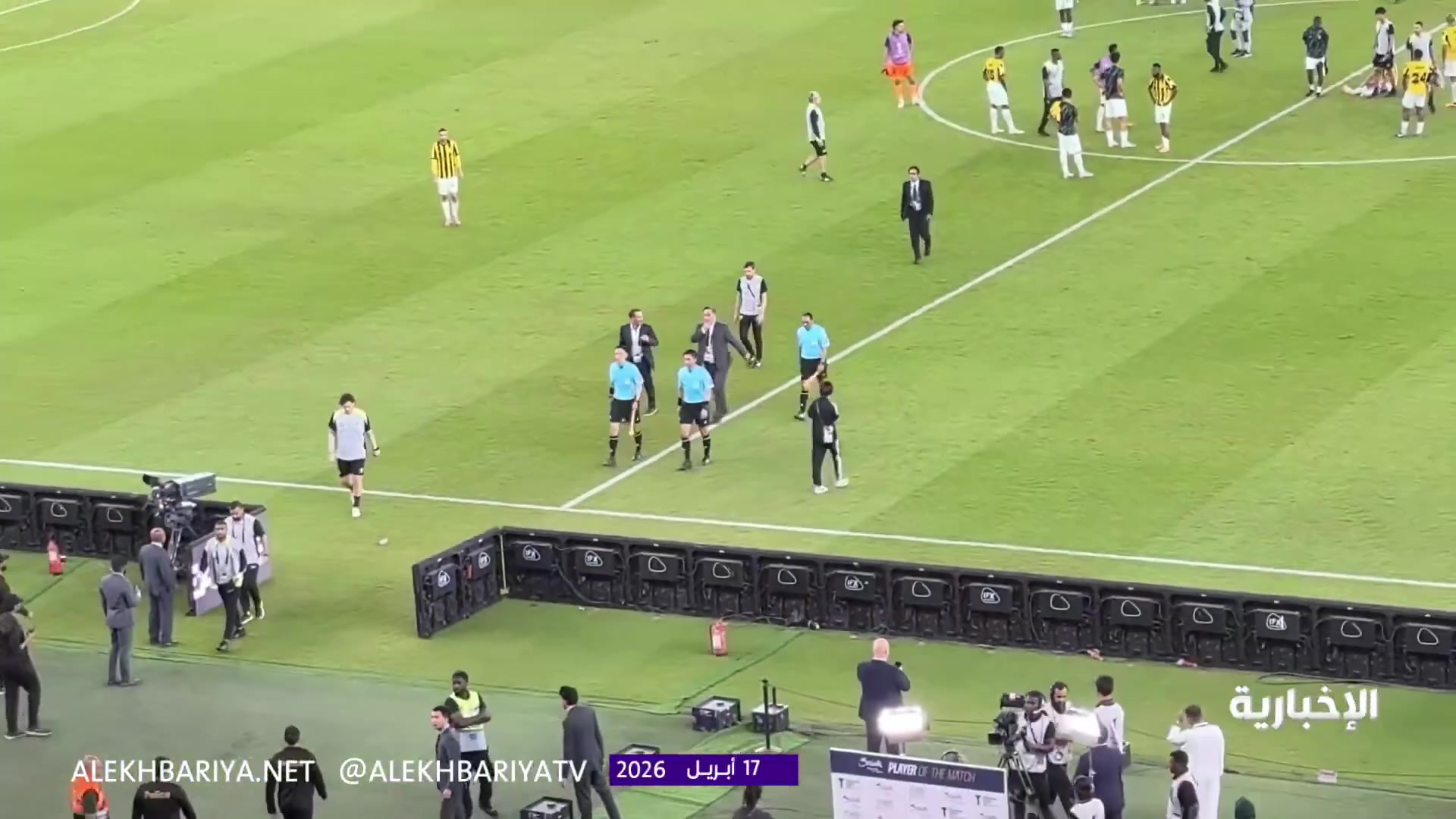 吉达联合遭淘汰球迷失控 马宁判罚引赛后投掷水瓶事件 吉达联合遭淘汰球迷失控 马宁判罚引赛后投掷水瓶事件