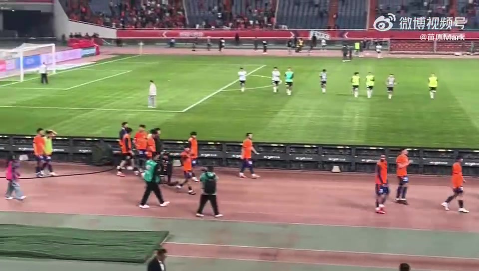 泰山1-1西海岸 球迷谢场时高喊“韩鹏下课” 泰山1-1西海岸 球迷谢场时高喊“韩鹏下课”