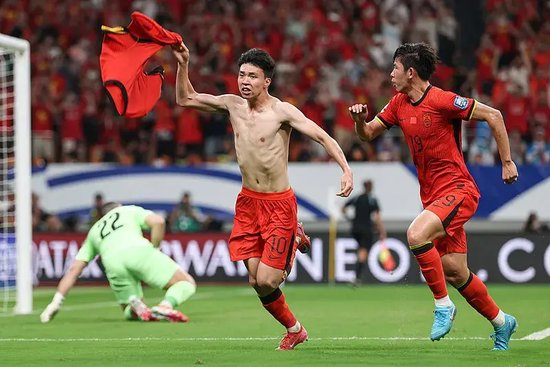王钰栋压哨点球绝杀巴林 国足1-0收尾18强赛 王钰栋压哨点球绝杀巴林 国足1-0收尾18强赛