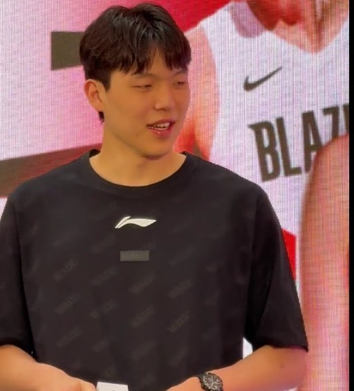 杨瀚森北京见面会体型曝光 对比去年定妆照瘦削明显
