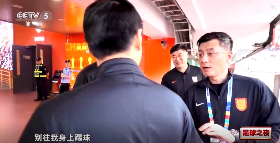 马宁赛前调侃韩鹏别往身上踢 赛后与王大雷过招身体对抗判罚 马宁赛前调侃韩鹏别往身上踢 赛后与王大雷过招身体对抗判罚