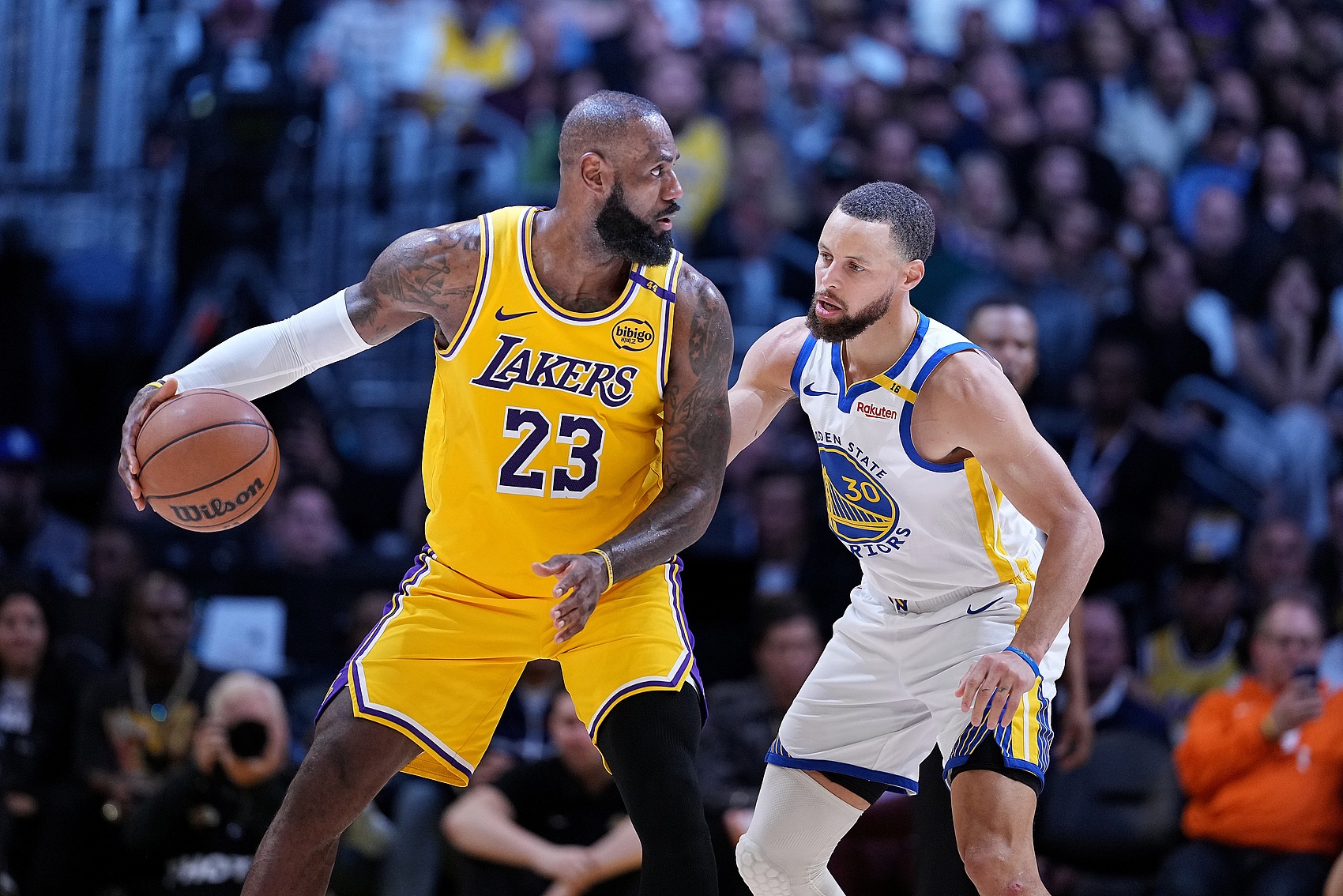 詹库联手实质性讨论升温:非奢侈税中产与14亿身家,勇士核心阵容年龄超35岁 詹库联手实质性讨论升温:非奢侈税中产与14亿身家,勇士核心阵容年龄超35岁