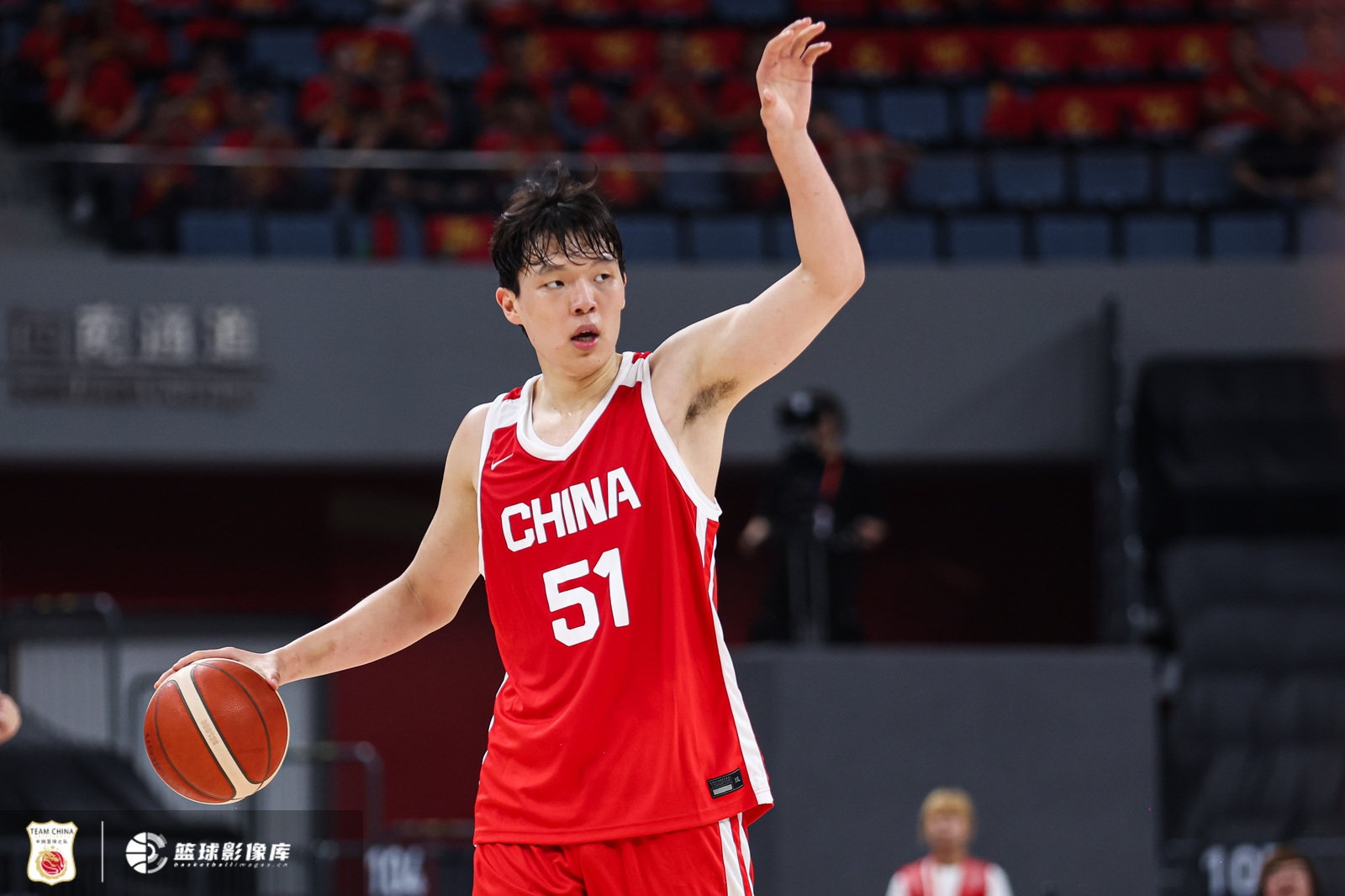 杨瀚森首发7+8，廖三宁末节连得4分救主，中国男篮65-60险胜荷兰
