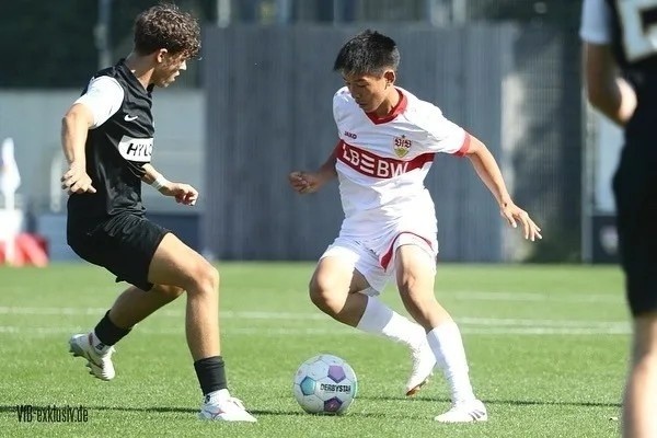 青岛西海岸官宣签下国青中场谢初筠 斯图加特U19出品 青岛西海岸官宣签下国青中场谢初筠 斯图加特U19出品